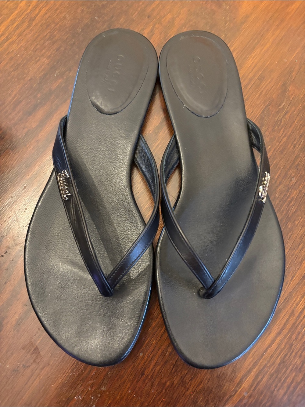 Gucci Black Leather Thong Sandals with Script Logo Charm